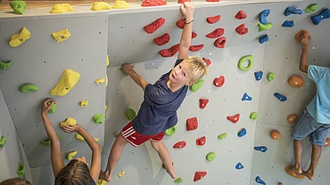 Übergossene Alm - Kinder auf der Boulderwand