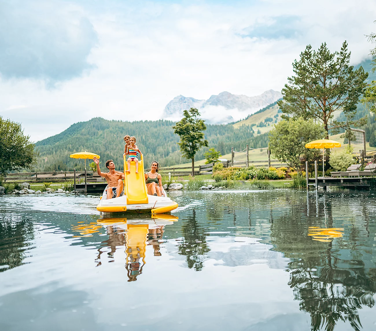 Übergossene Alm - Familie auf Tretboot im Almsee - Familienurlaub Salzburg