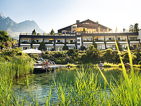 Übergossene Alm - Paar am Almsee Steg Sommer