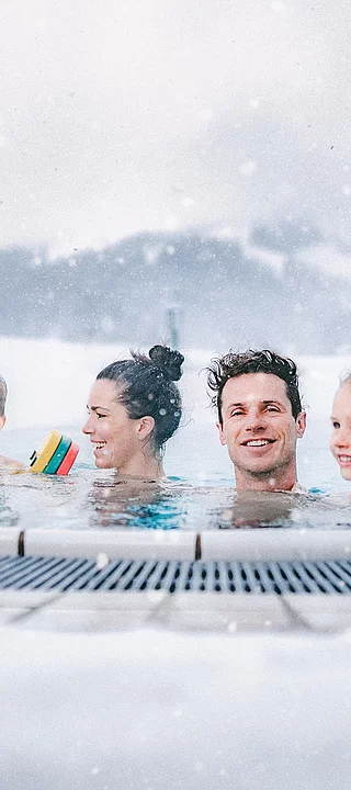Übergossene Alm - Familie im Außenbecken Winter