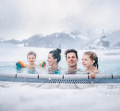 Übergossene Alm - Familie im Außenbecken Winter