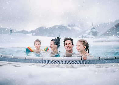 Übergossene Alm - Familie im Außenbecken Winter