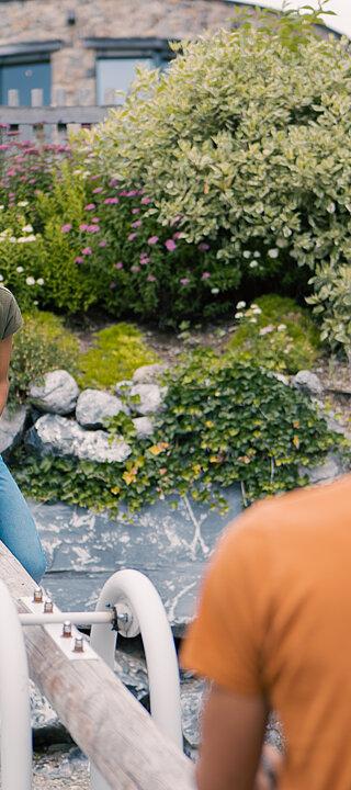 Übergossene Alm - Outdoor Almspielplatz Familie mit Kind beim Wippen