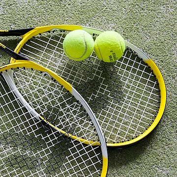 Tennis Übergossene Alm - Tennisschläger mir Tennisbälle