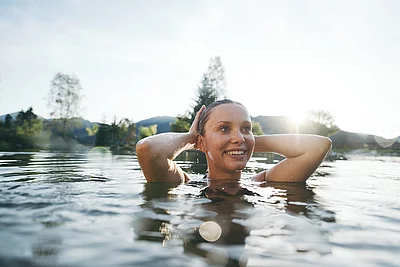 Übergossene Alm - Frau im Almsee Sommer