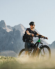 Übergossene Alm - Frau beim Mountainbiken