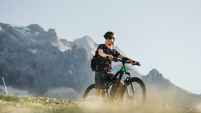 Übergossene Alm - Frau beim Mountainbiken