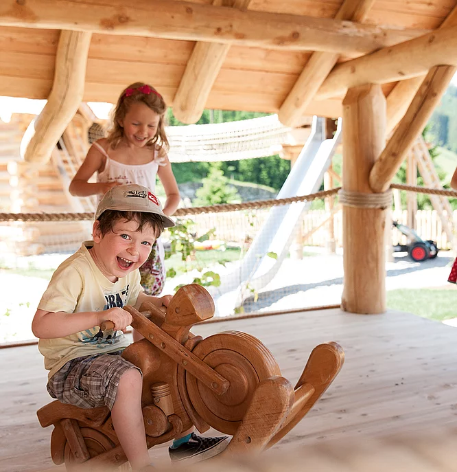 Übergossene Alm - Kinder beim Spielen am Outdoor Almspielplatz