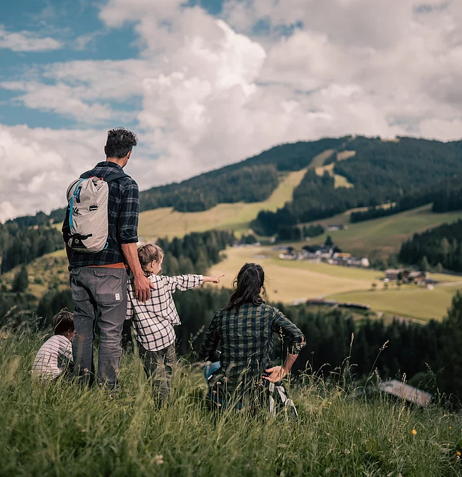 Übergossene Alm - Familie mit Kindern beim Wandern Sommer