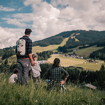 Übergossene Alm - Familie mit Kindern beim Wandern Sommer