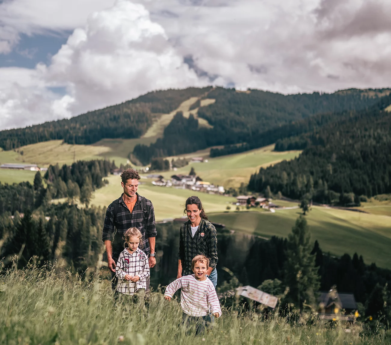 Übergossene Alm - Familie mit Kindern beim Wandern