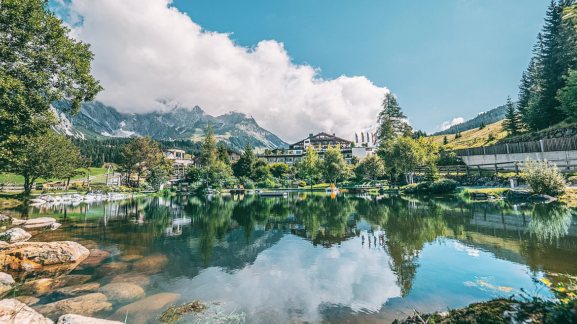 Übergossene Alm - Weitwinkel Aufnahme Almsee Sommer
