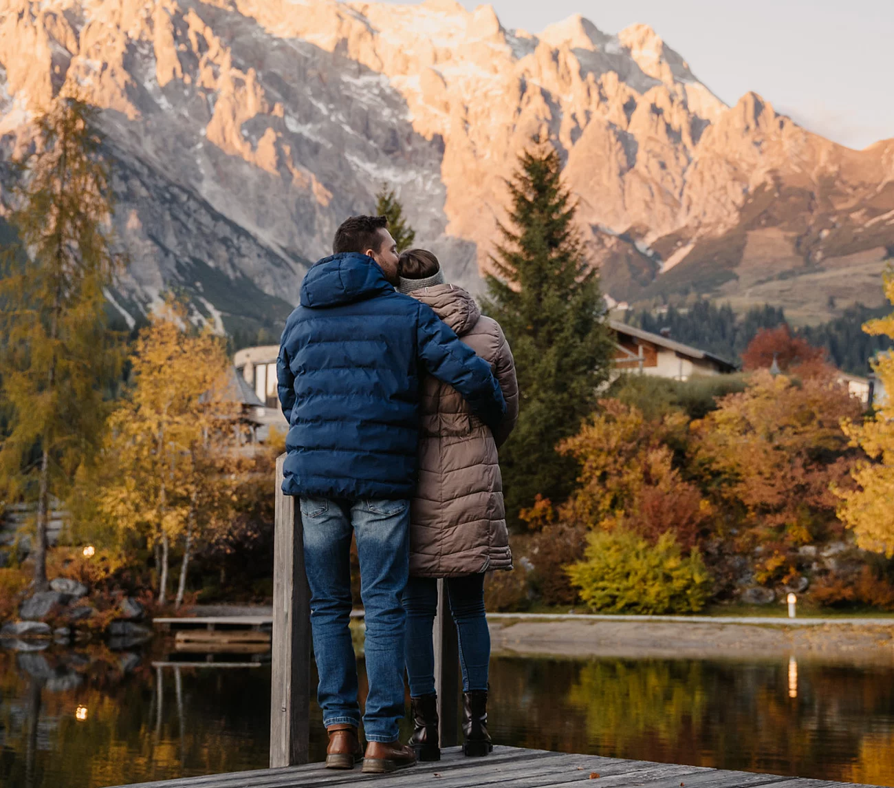 Mann und Frau umarmen sich vor der Naturkulisse Hochkönig und Almsee im Herbst