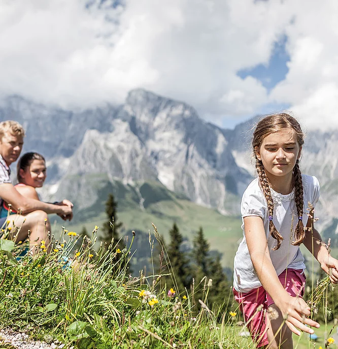 Übergossene Alm - Kinder beim Blume pflücken Sommer