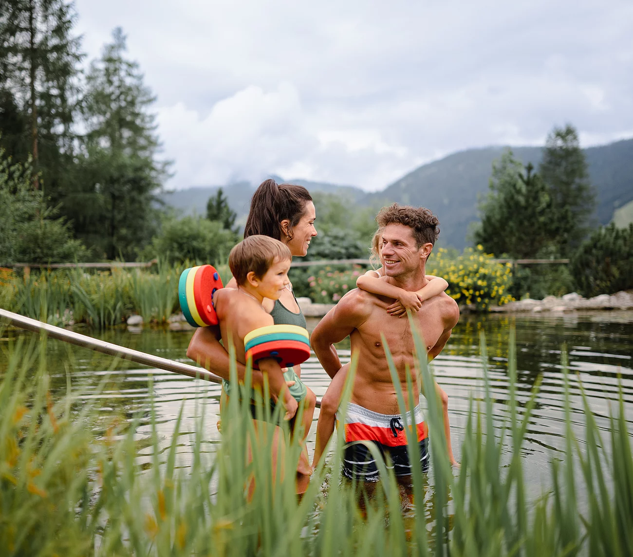 Übergossene Alm - Familie im Badesee