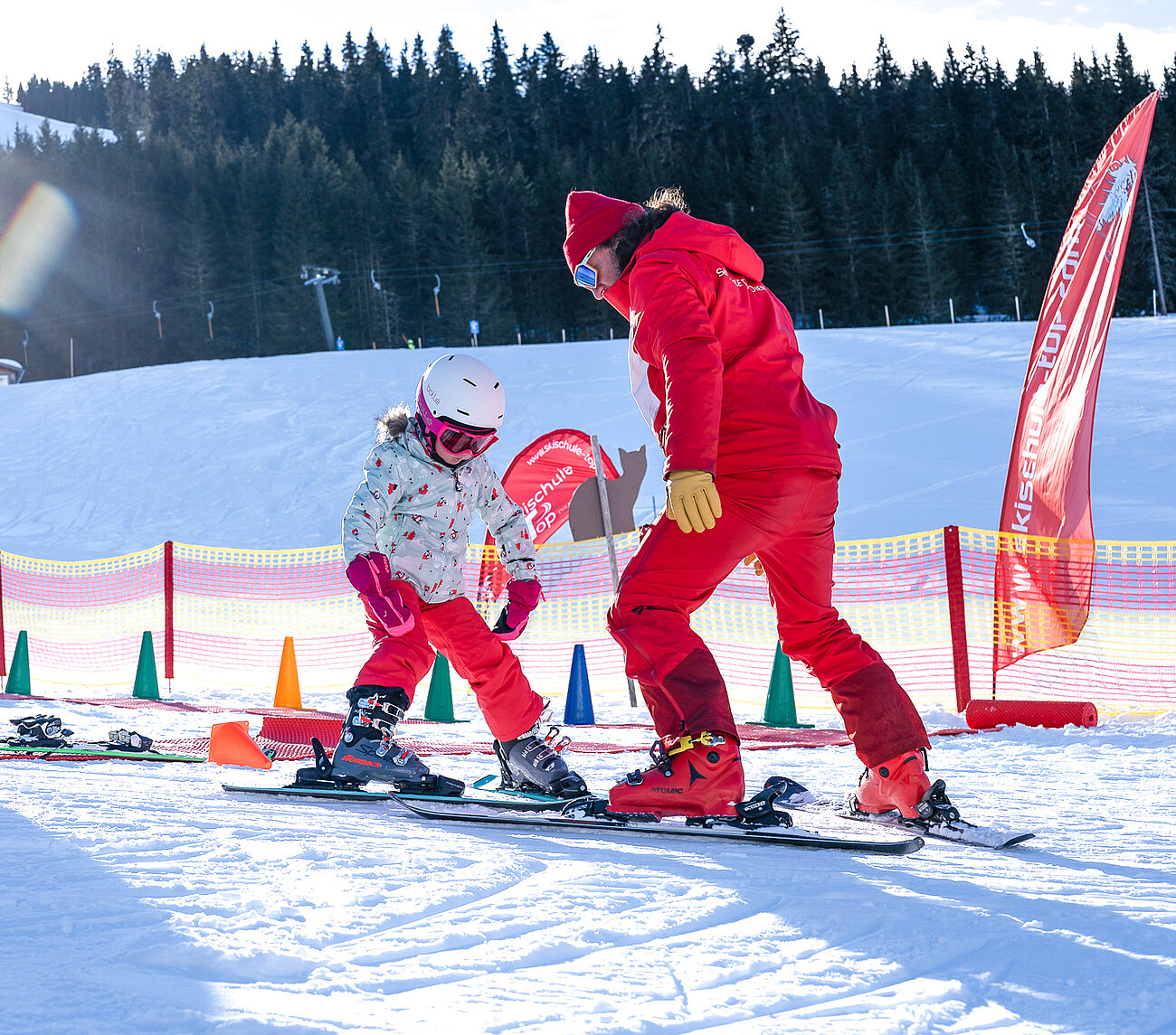 Kind mit Skilehrer am Kinder Trainingsgelände 