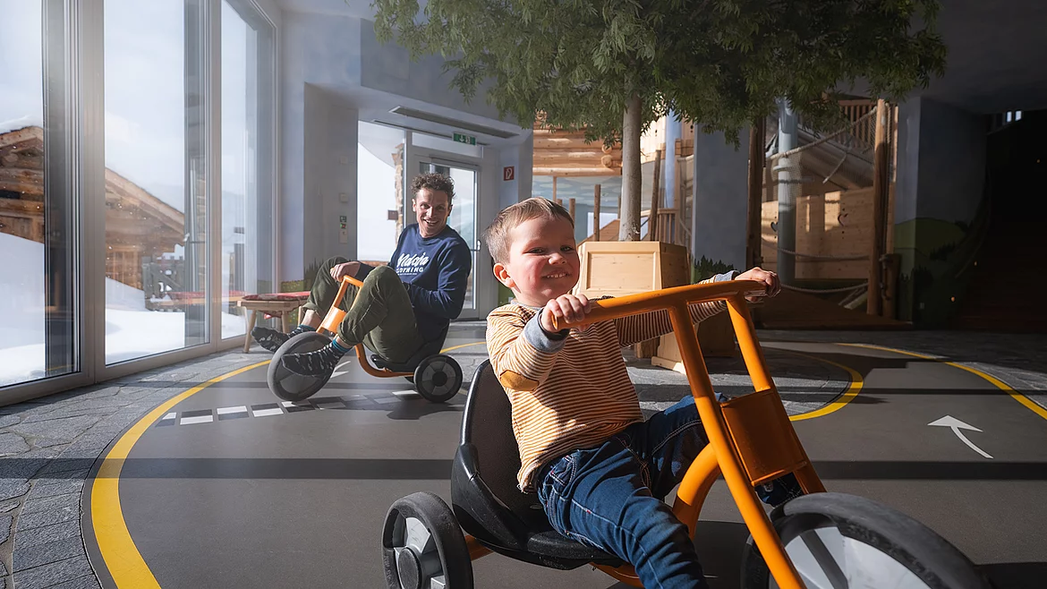 Übergossene Alm - Indoor Kinderalm Vater mit Kind beim Card Fahren
