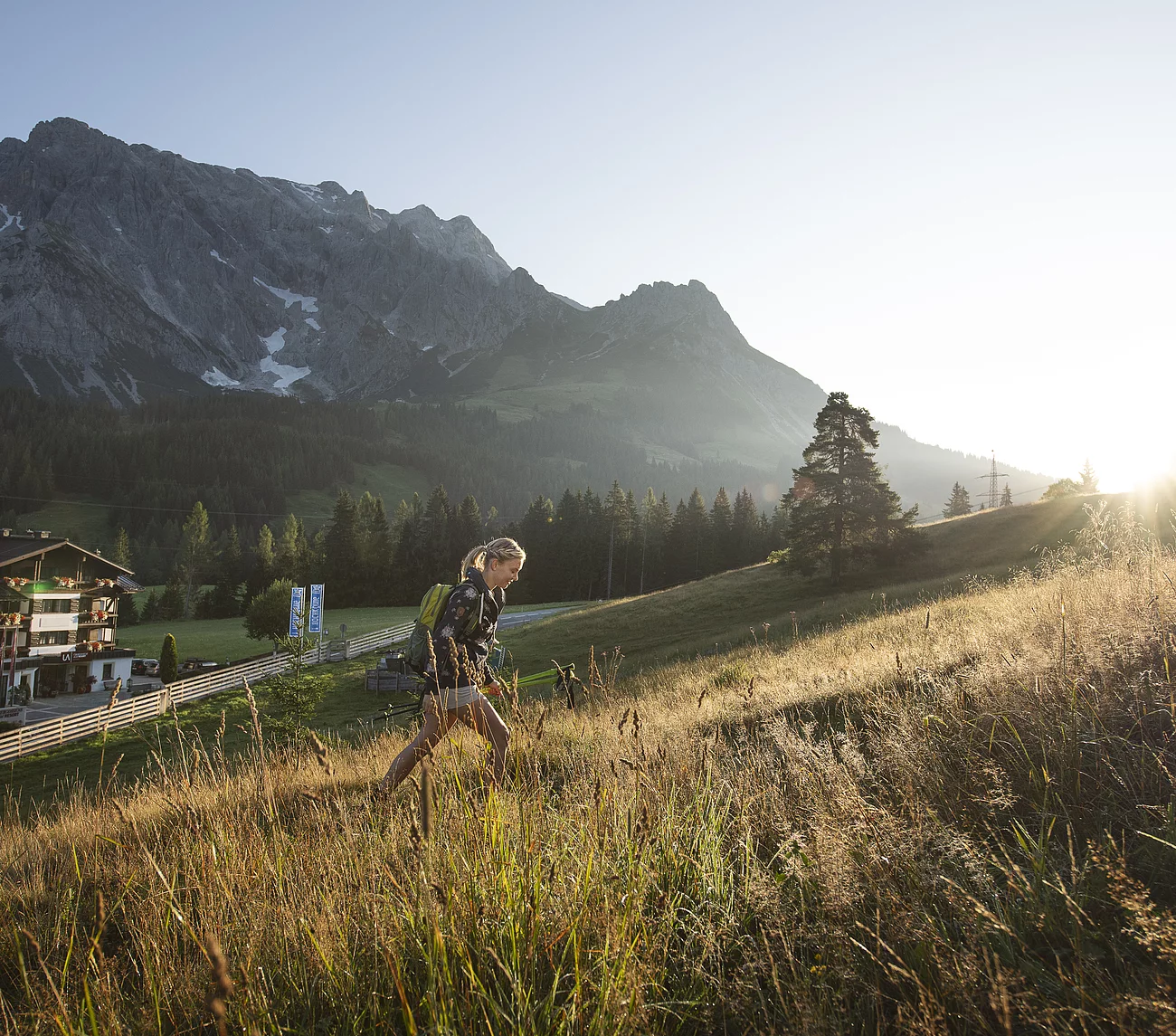 Übergossene Alm - Frau beim Wandern Sommer