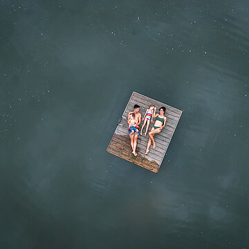 Übergossene Alm - Familie auf Steg im Badesee Vogelperspektive 