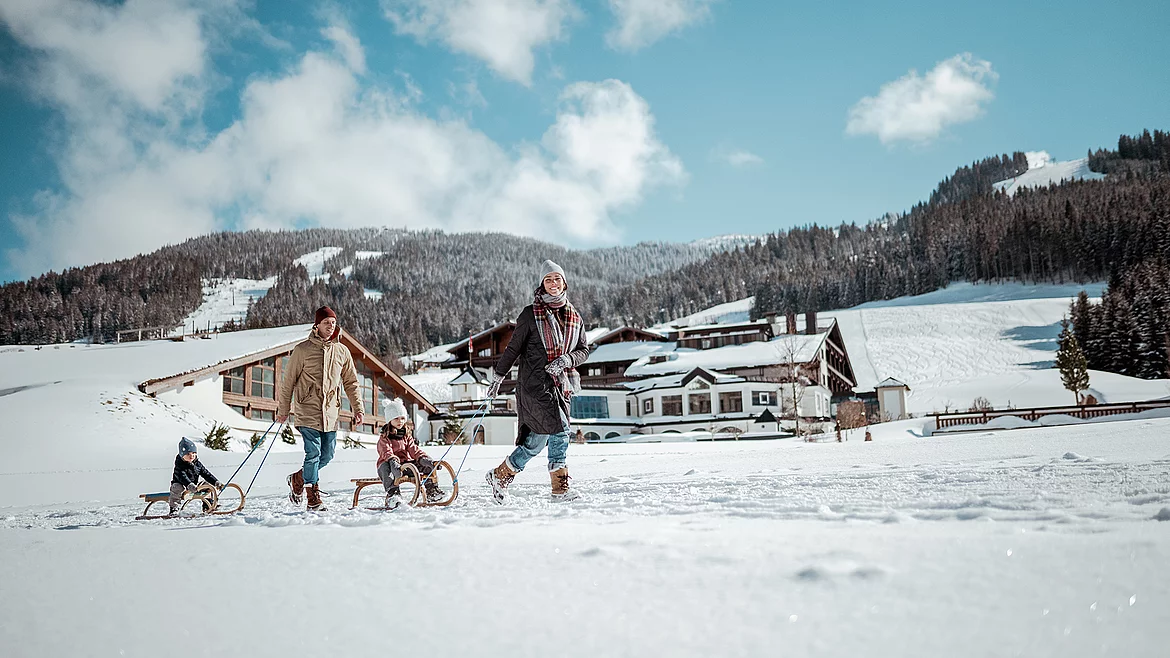 Übergossene Alm - Familie mit Kindern beim Rodeln