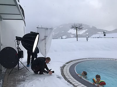 Übergossene Alm - Fotoshooting Familie im Pool aussen