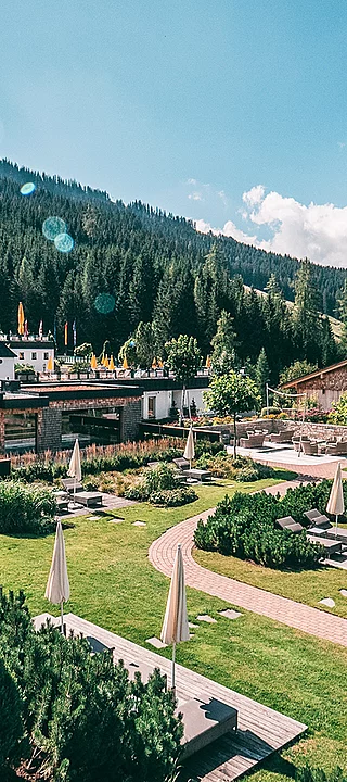 Übergossene Alm - Resort mit Blick auf außen Badebereich Sommer