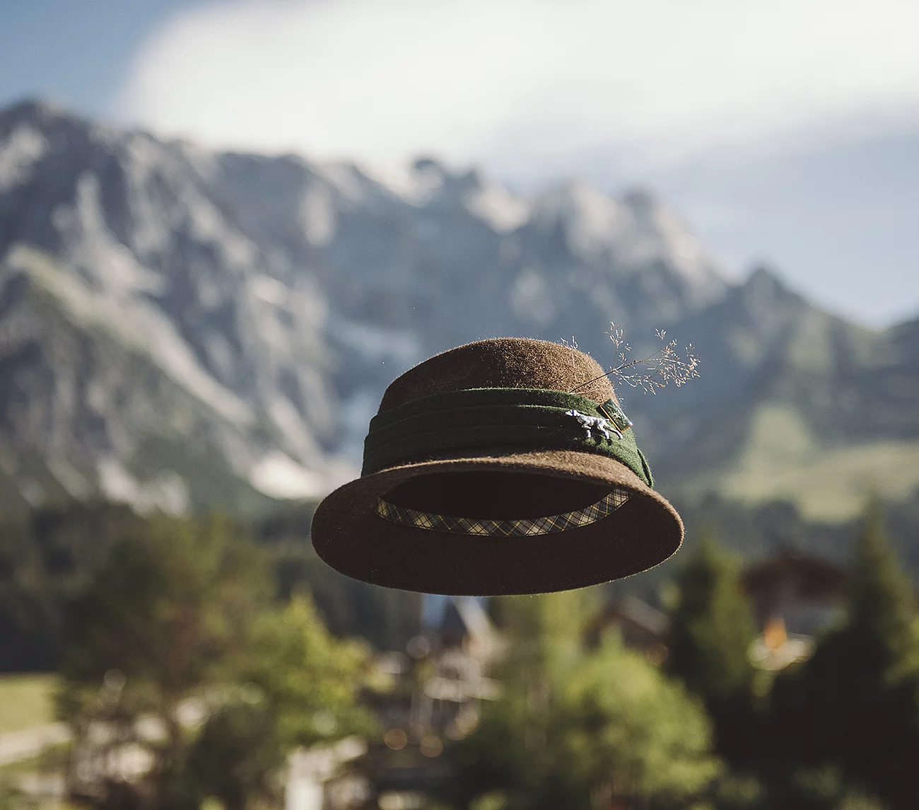Übergossene Alm - Almhut in der Luft