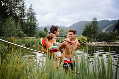 Übergossene Alm - Familie im Badesee