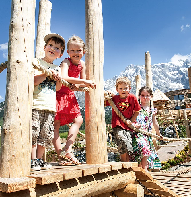 Übergossene Alm - Kindern beim Spielen am Outdoor Almspielplatz