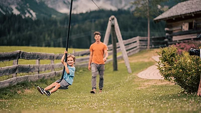 Übergossene Alm - Outdoor Almspielplatz Papa mit Sohn beim Spielen
