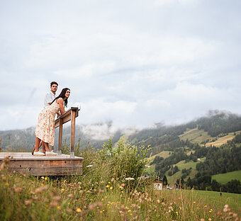 Übergossene Alm - Paar am Aussichtspunkt Sommer