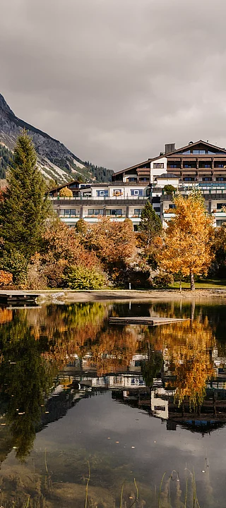 Ansicht Hotel vom Almsee im Herbst