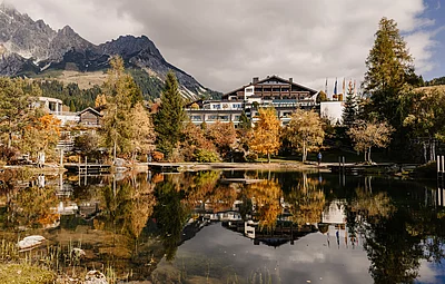 Ansicht Hotel vom Almsee im Herbst