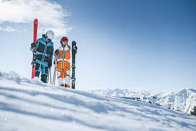 Übergossene Alm - Paar beim Schifahren