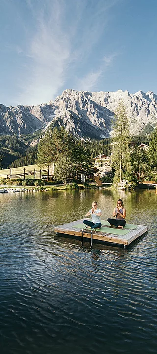 Übergossene Alm - Yoga am Steg im Badesee