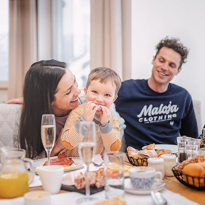 Übergossene Alm - Familie beim Frühstücken