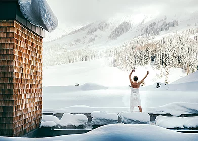 Übergossene Alm - Frau im Sauna Außenbereich Winter