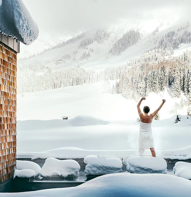 Übergossene Alm - Frau im Sauna Außenbereich Winter