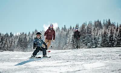 Übergossene Alm - Familie beim Schifahren