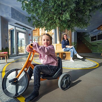 Übergossene Alm - Indoor Kinderalm Mädchen beim Card Fahren