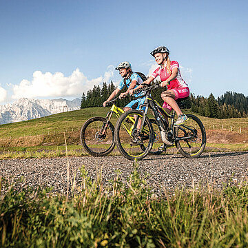 Übergossene Alm - Paar beim Mountainbiken Sommer