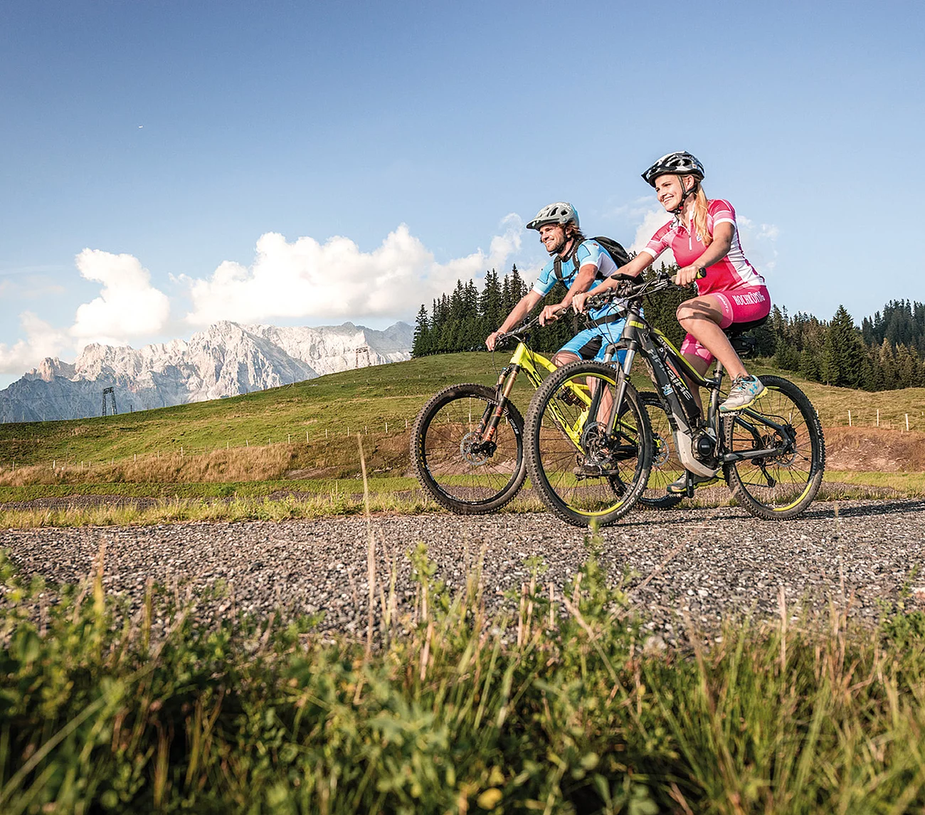 Übergossene Alm - Paar beim Mountainbiken Sommer