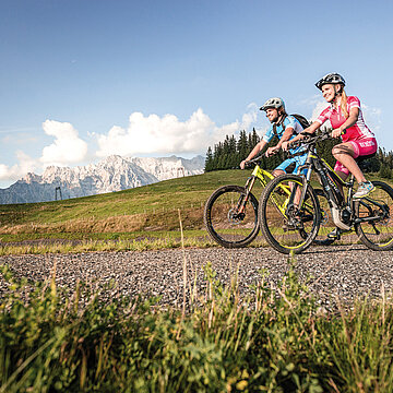Übergossene Alm - Paar beim Mountainbiken Sommer