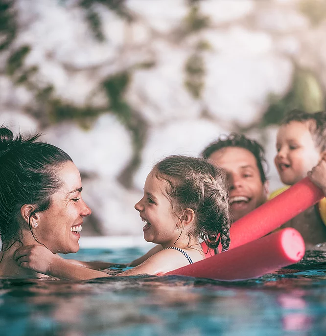 Übergossene Alm - Familie beim Schwimmen Innenbereich