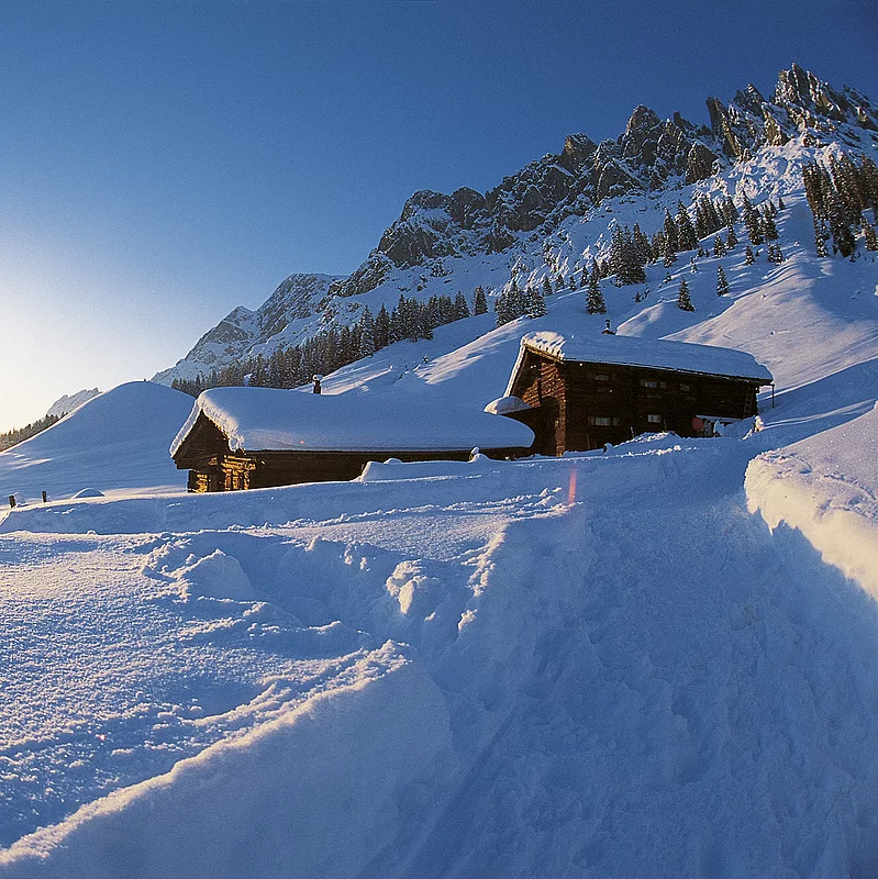 Übergossene Alm - Winterlandschaft verschneite Hütte