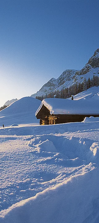 Übergossene Alm - Winterlandschaft verschneite Hütte