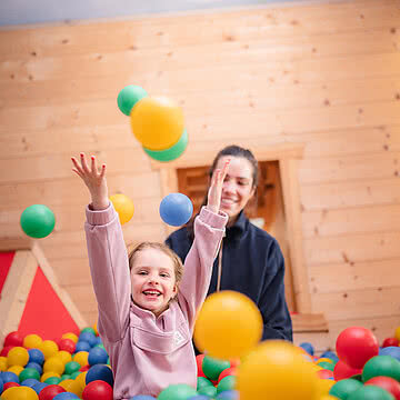 Hoteleigener großer Indoor-Spielplatz für Kinder im Familienhotel Übergossene Alm im Salzburger Land