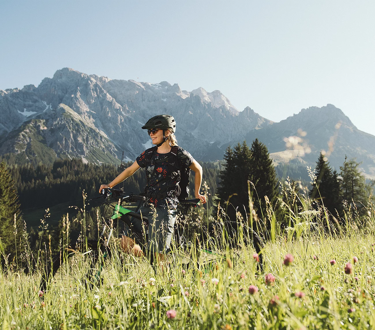 Übergossene Alm - Frau beim Mountainbiken