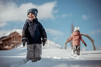 Übergossene Alm - Kinder beim Spielen im Schnee