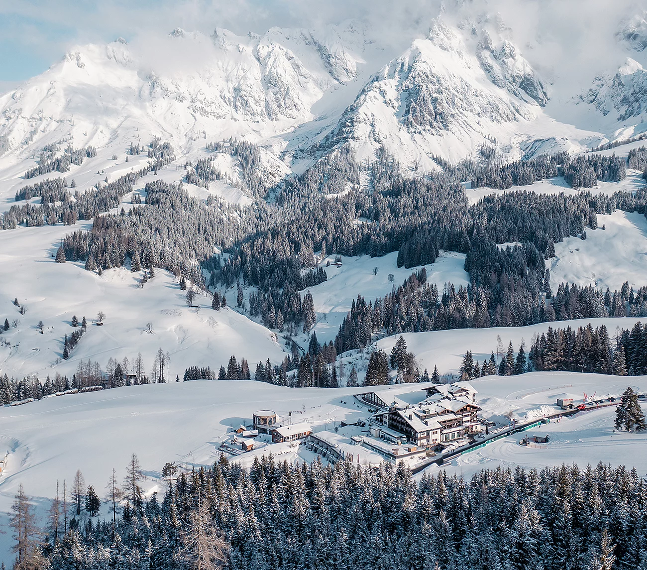 Übergossene Alm - Resort im Schnee mit Blick auf Hochkönig Winter